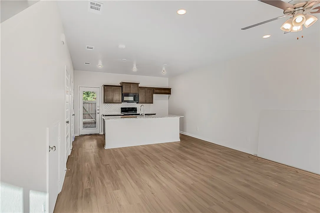 Building Photo - 601 W 24th St #112