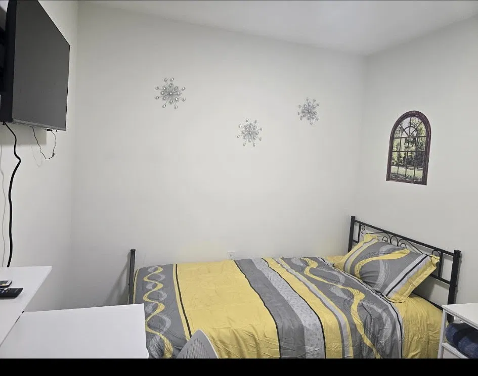 2 bed, 1800 sqft, $900 — Photo 1