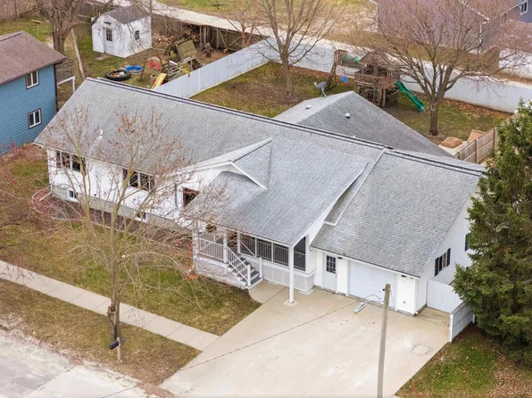 713 Maple Ave, Decorah, IA 52101