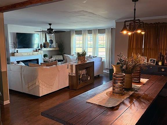 5th image of 811 Houston St