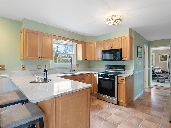 4th image of 143 Hillwinds Road