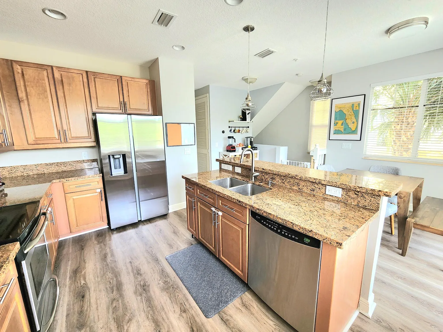 3 bed, 3.5 bath, 1957 sqft, $3,975 — Photo 4