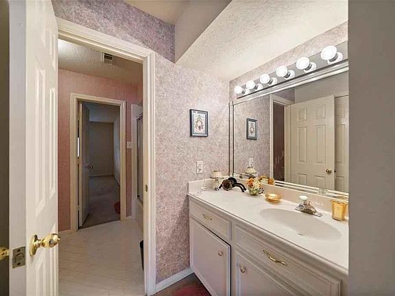 Bathroom between the two twin rooms uptairs