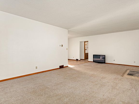 4th image of 910 Broad St