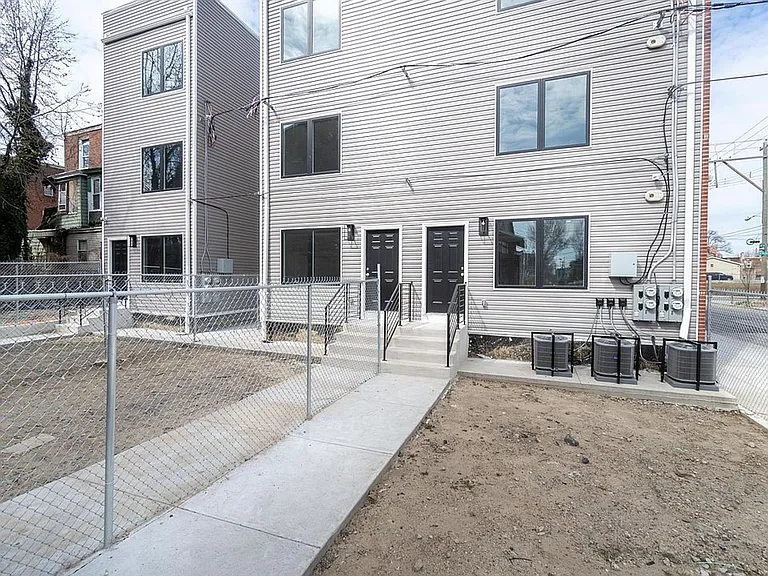 1800 W Tioga St #4 — Photo 3