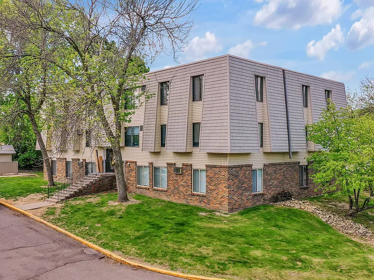 Eagle Pointe Building View