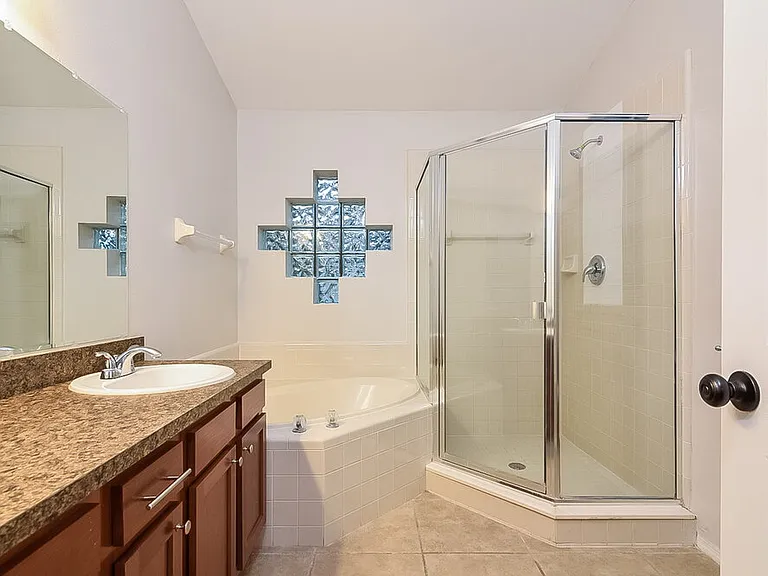 1070 Corkwood Dr — Photo 10
