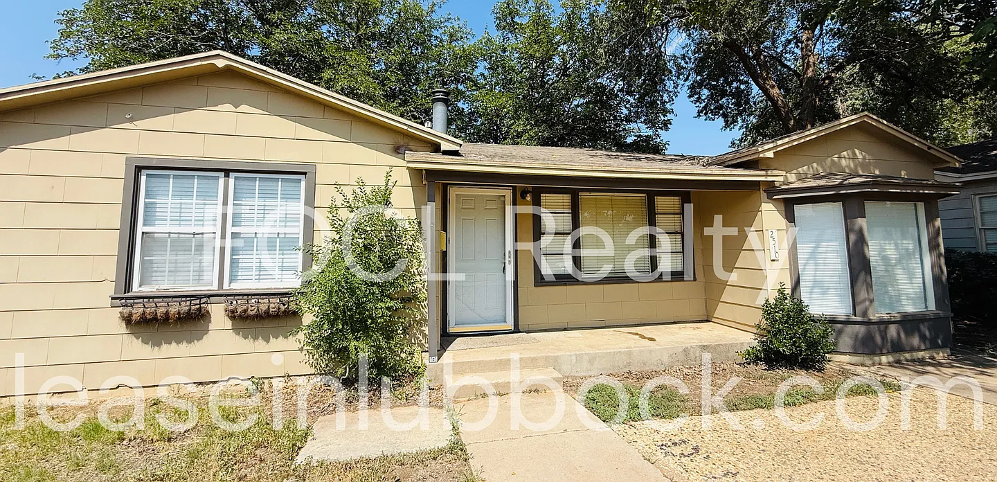 Spacious Home with a Large Backyard — Photo 2