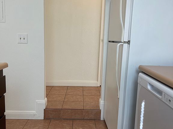 5th image of 2415 25th St APT 2