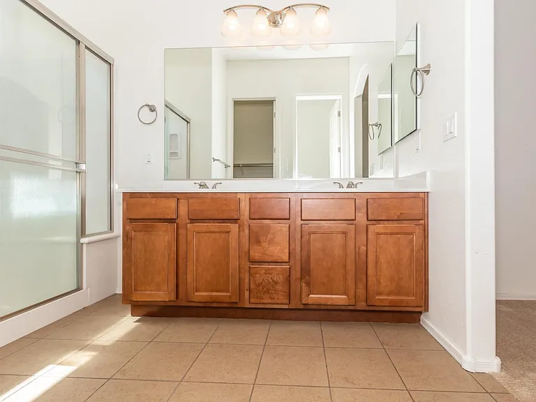 4511 N Dryden St — Photo 12