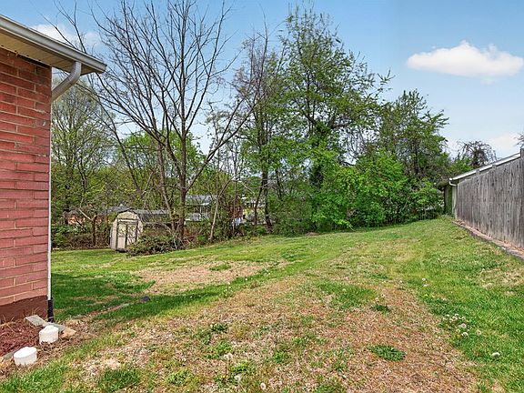 3rd image of 329 Magnolia Dr