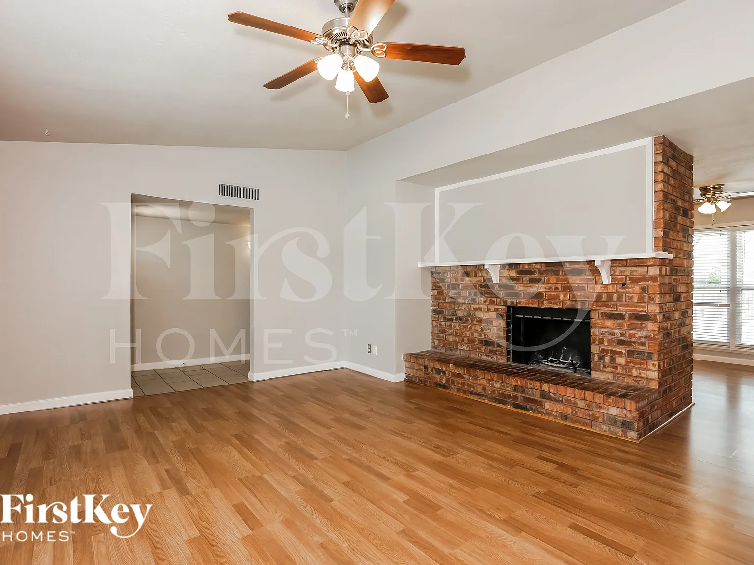 3 bed, 2.0 bath, 1644 sqft, $2,240 — Photo 2