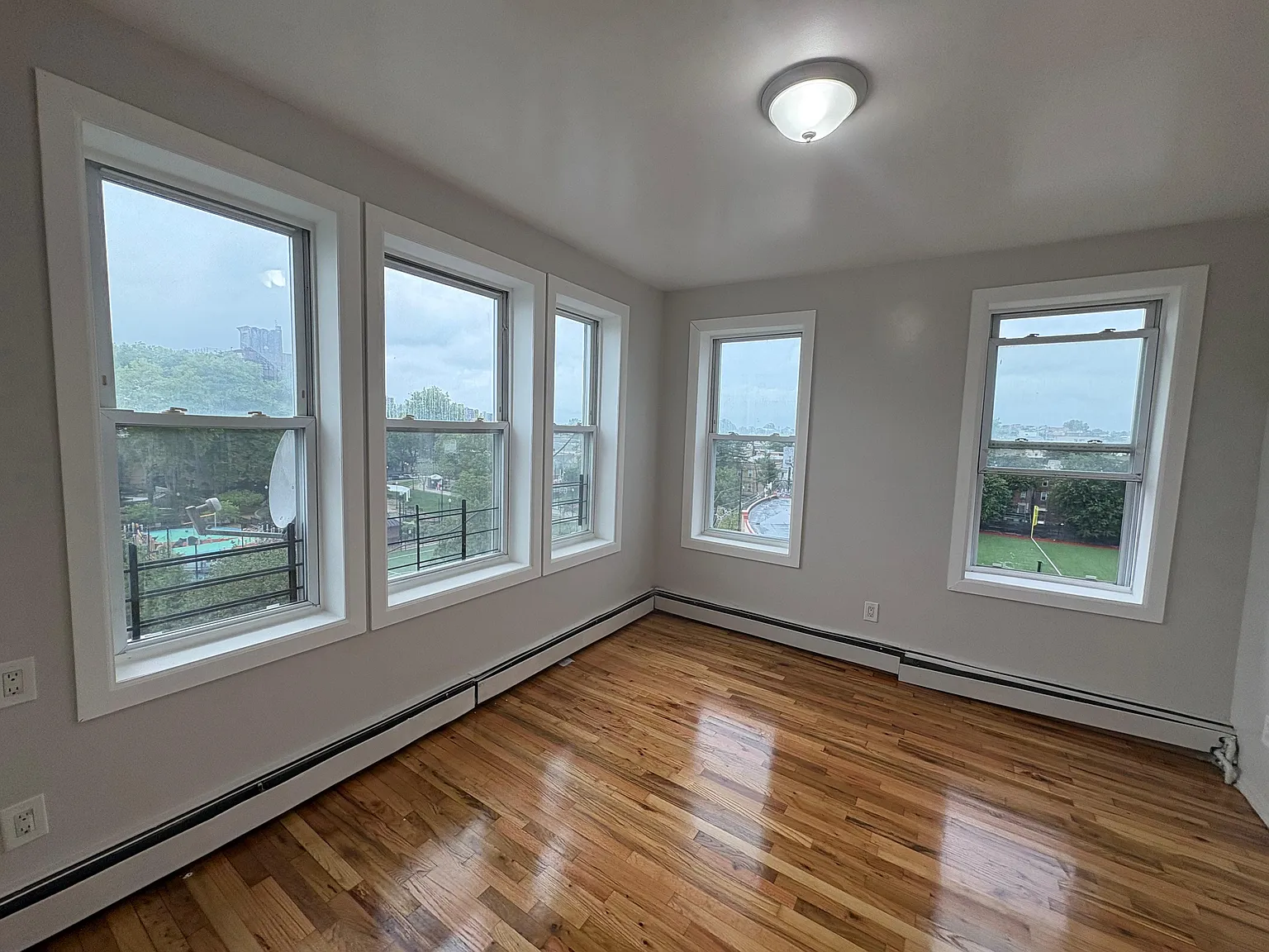 573 57th St — Photo 3