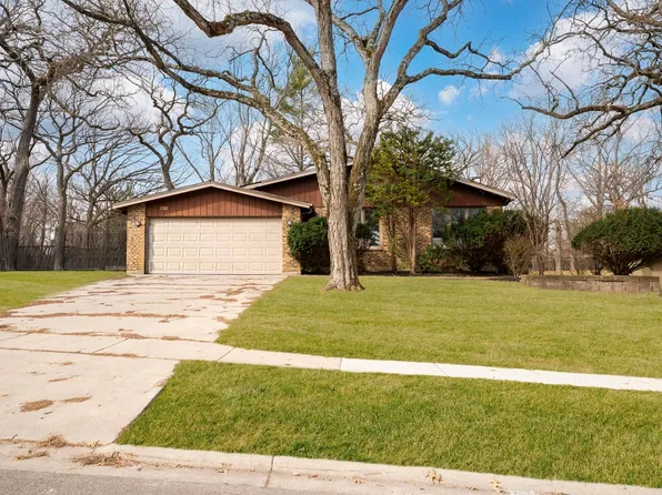 2205 Country Knoll Ln, Elgin, IL 60123