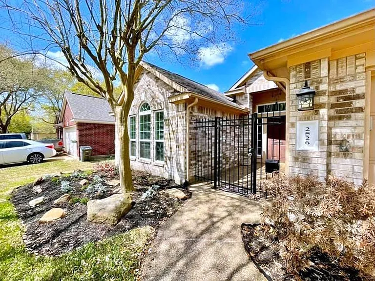 2526 Lake Dale Ln — Photo 2