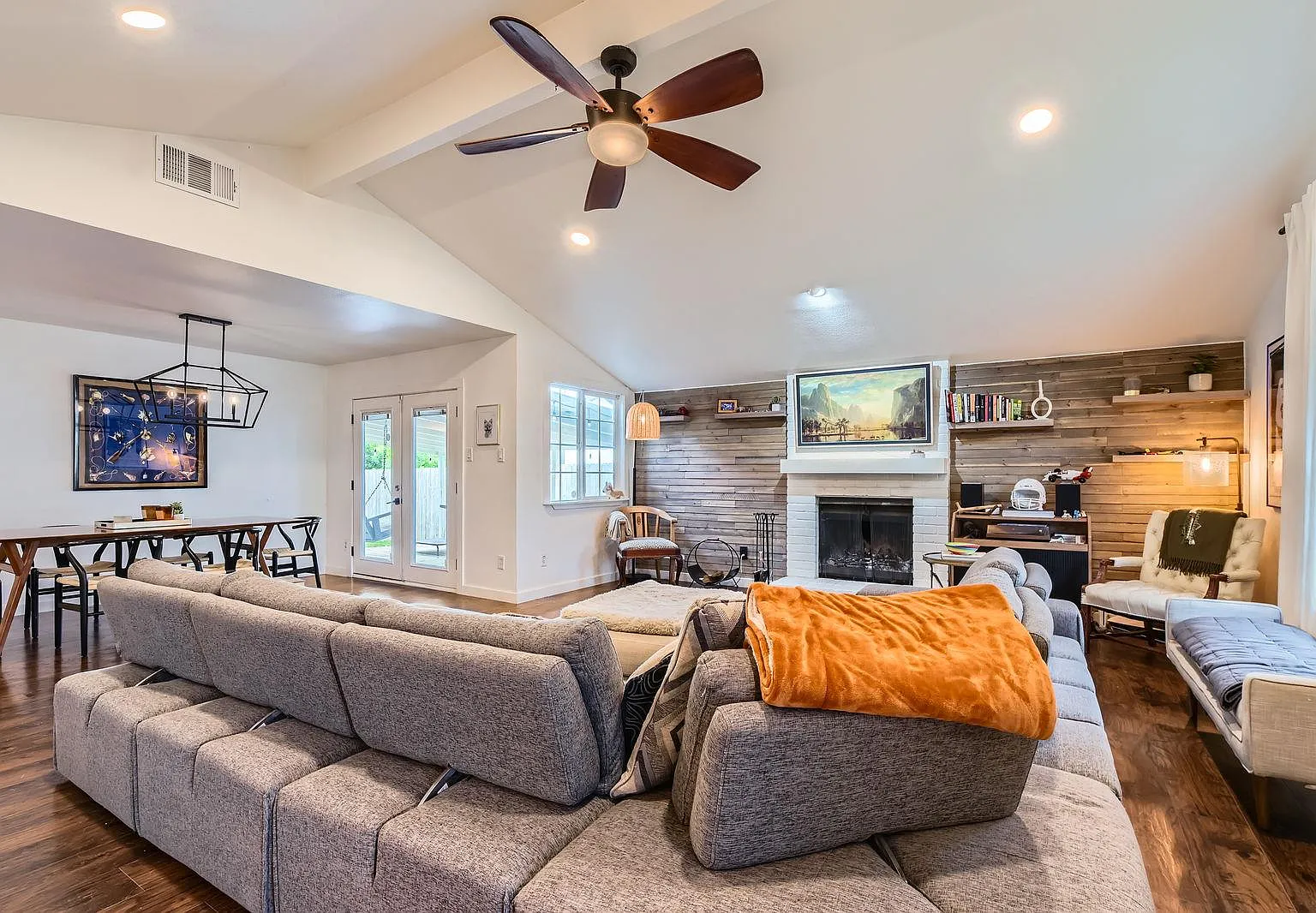 3 bed, 2.0 bath, 1469 sqft, $3,200 — Photo 2