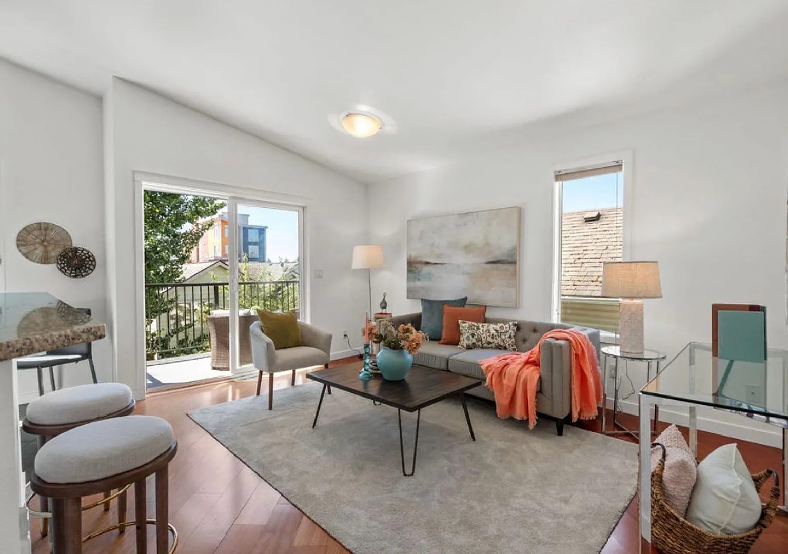 Top Floor 2-Bed Condo with Garage Parking — Photo 4