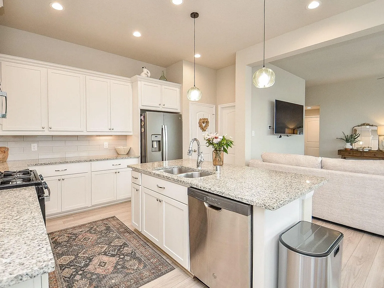 3 bed, 2.5 bath, 2100 sqft, $2,300 — Photo 2