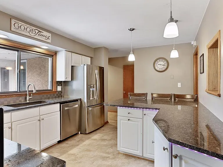 251 Stanley St E — Photo 22