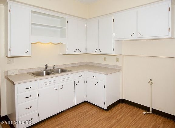 3rd image of 902 W Park Ave