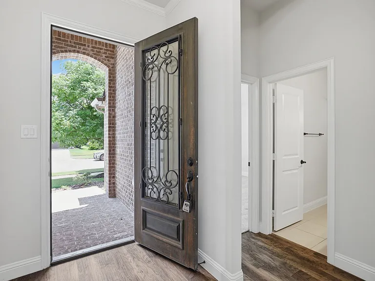 3523 Charleston Dr — Photo 2