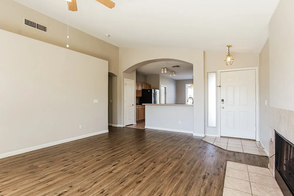 3 bed, 2.0 bath, 1268 sqft, $1,905 — Photo 4