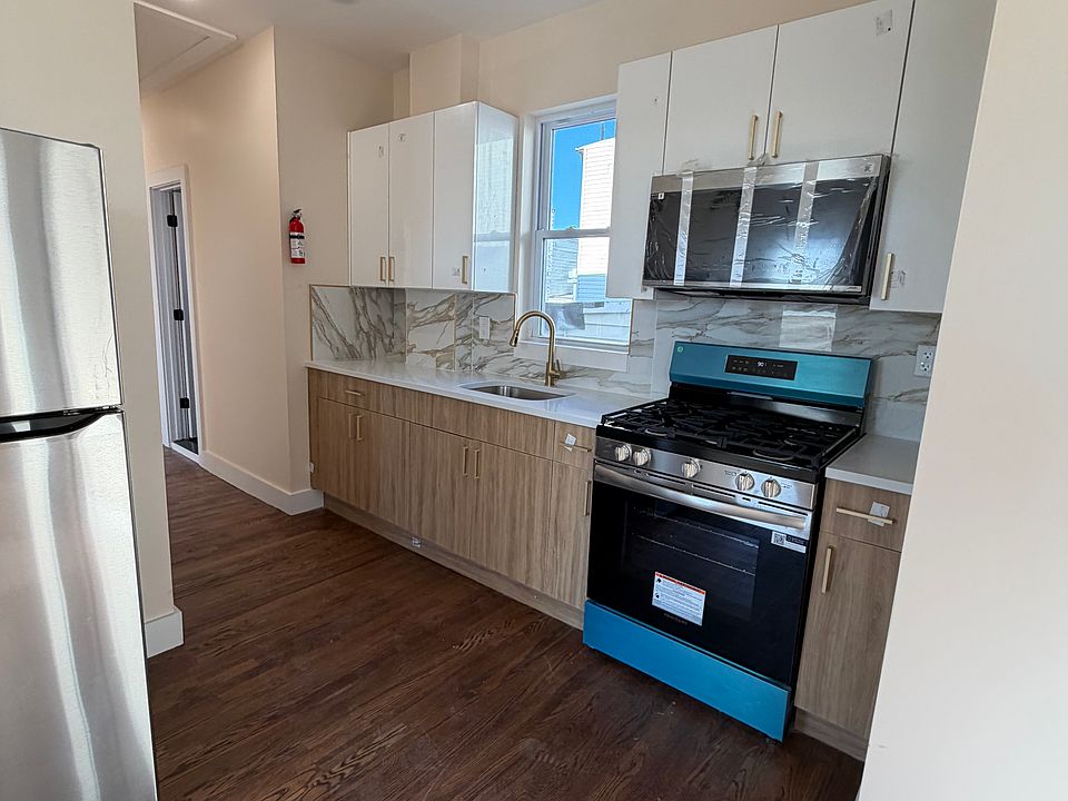 1st image of 165 Danforth Ave APT 4