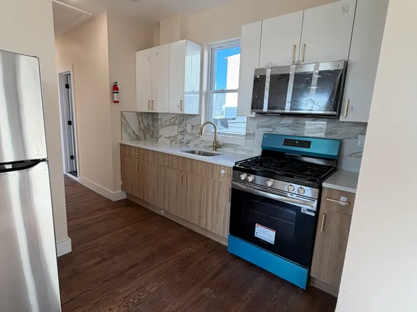 165 Danforth Avenue image 1 of 7