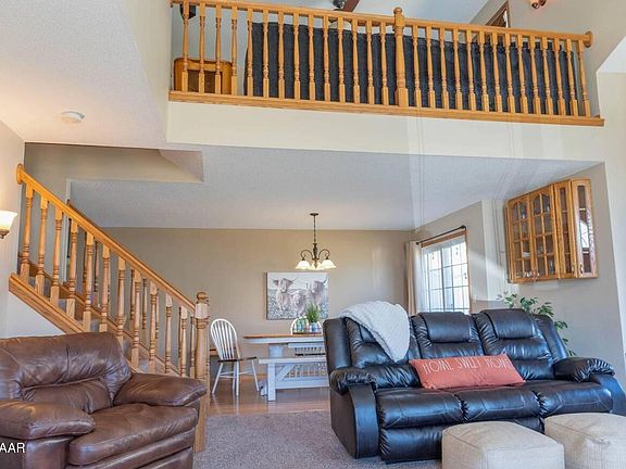 3rd image of 4728 Ridgewood Ln