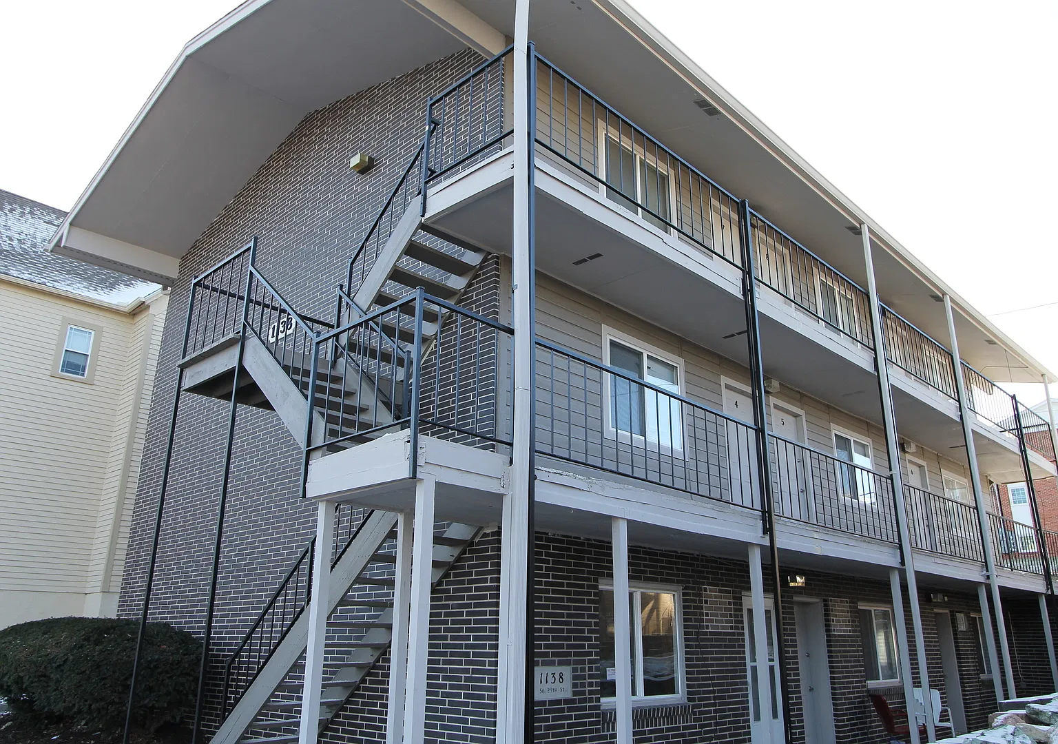 Value-Priced 1BR is conveniently located in Midtown. — Photo 1