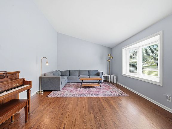 5th image of 256 Walnut Dr
