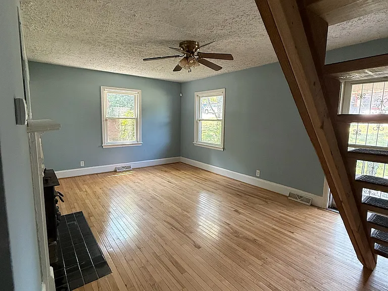 324 E Peterson Dr — Photo 7