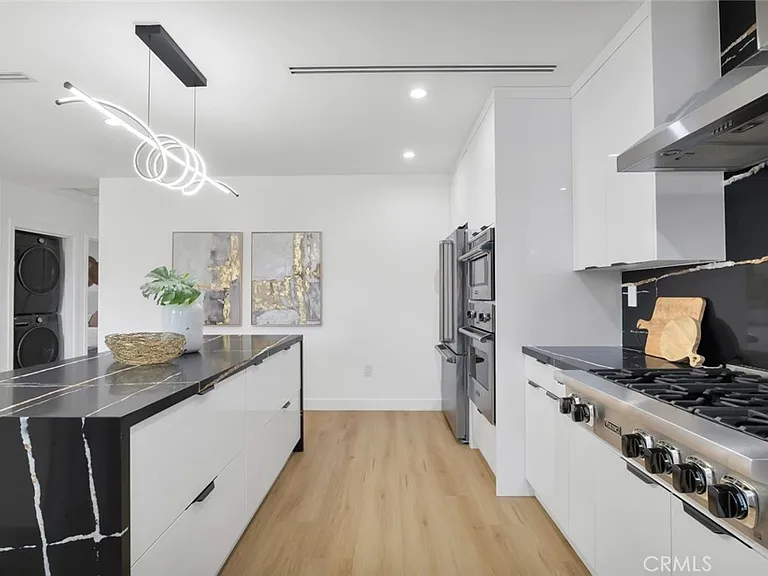2115 W Clark Ave — Photo 12