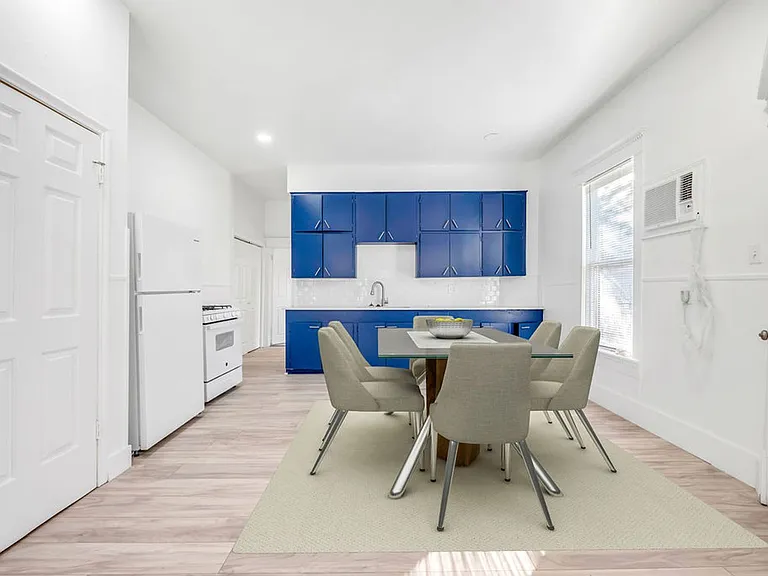 526 W Munson St — Photo 16