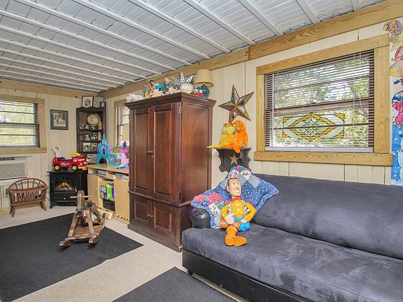 4th image of 548 Pine Dr