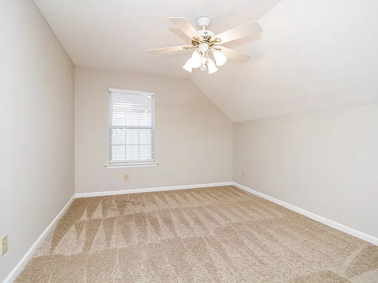 300 Stafford Ct — Photo 9