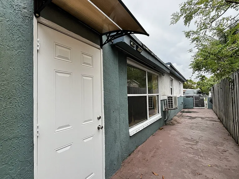 920 SW 29th Way #2/1 — Photo 55