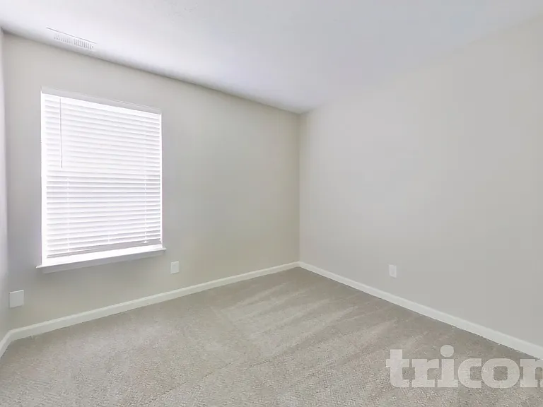 4525 Connaught East Dr — Photo 9