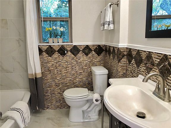 4th image of 1903 Fairlawn Ln #B
