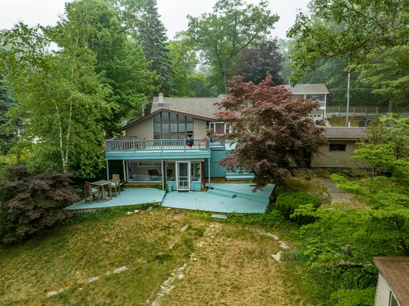 6302 16th St, Twin Lake, MI 49457
