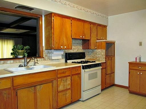3rd image of 3 Old Orchard Ln