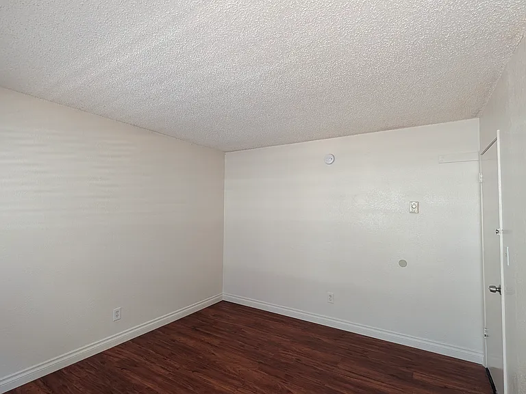 577 W 17th St #2 — Photo 6
