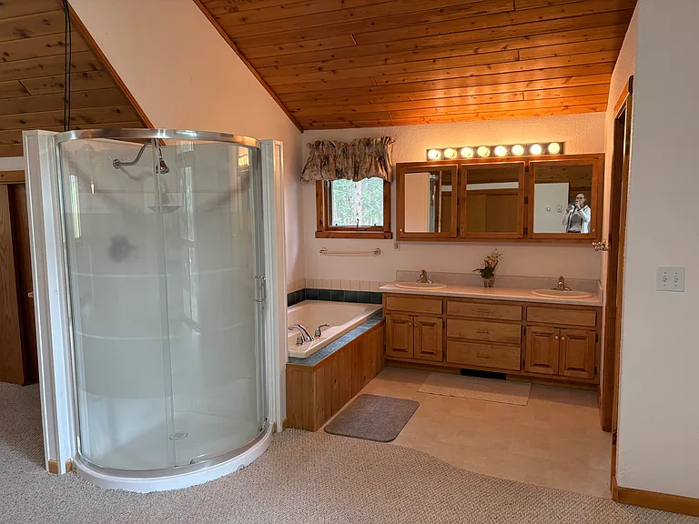 Master Suite Bathroom with jacuzzi tub