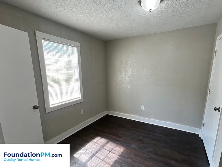 1371 E Trigg Ave — Photo 7