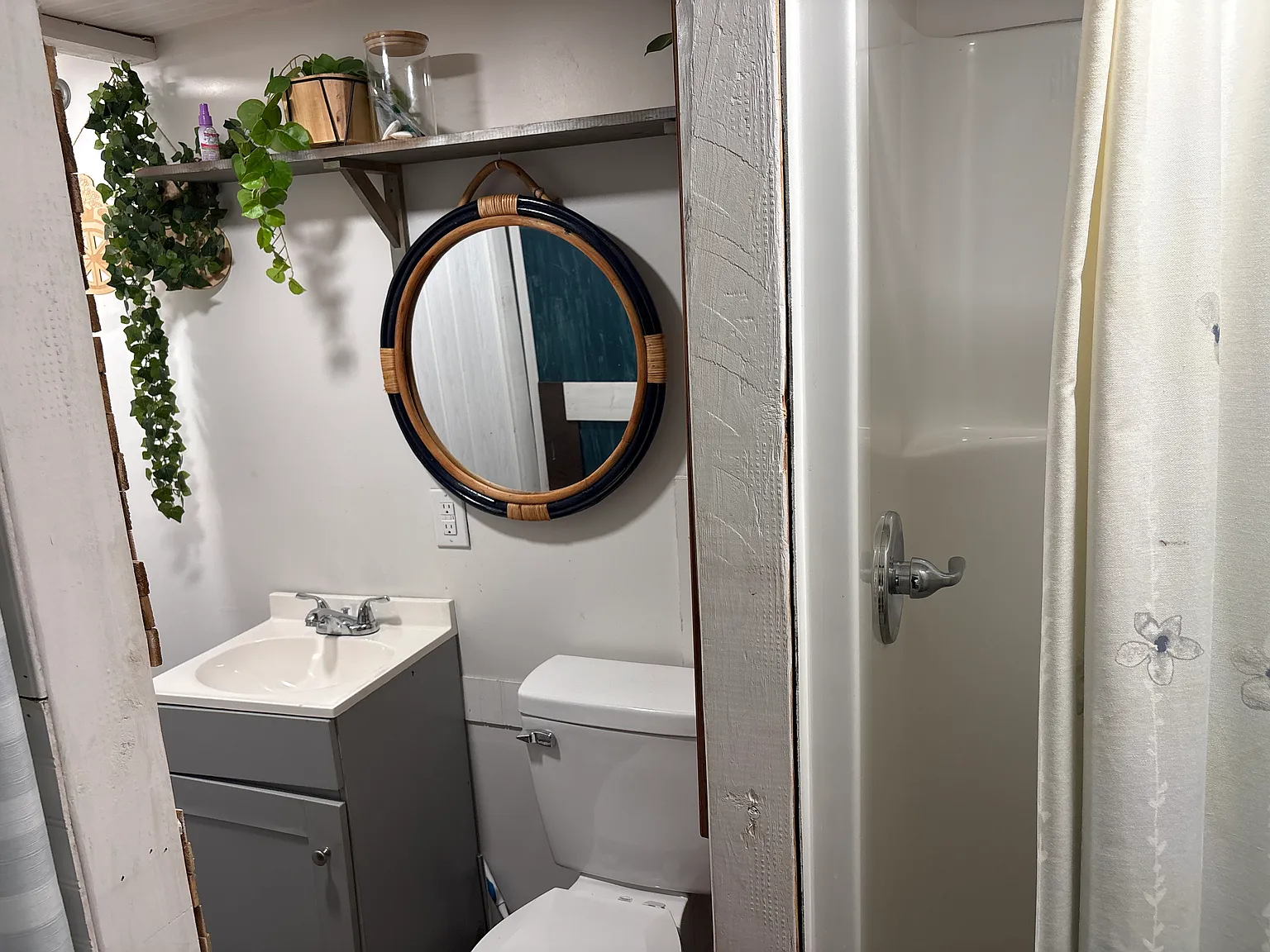 1039 Montrose Dr — Photo 3