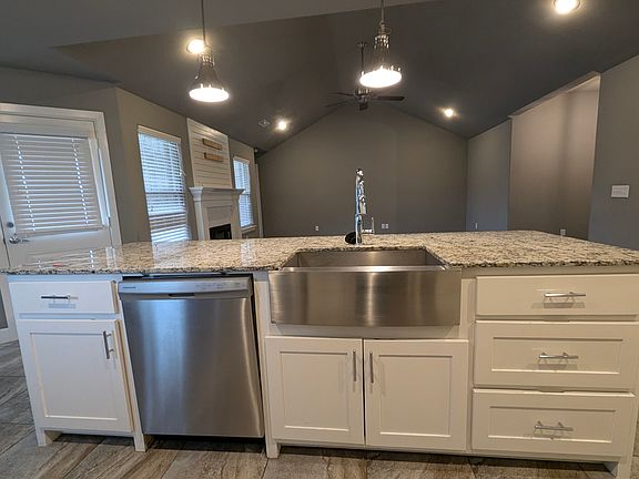 4th image of 700 Hawthorn Way