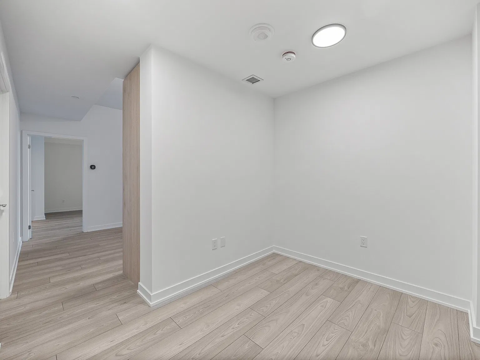 1007 The Queensway — Photo 2