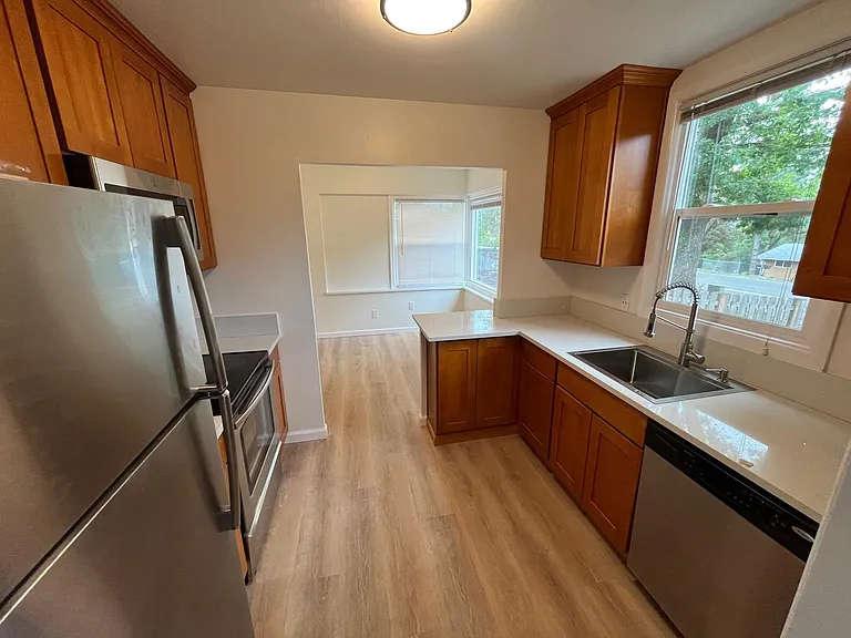 15800 SE Oatfield Rd — Photo 11