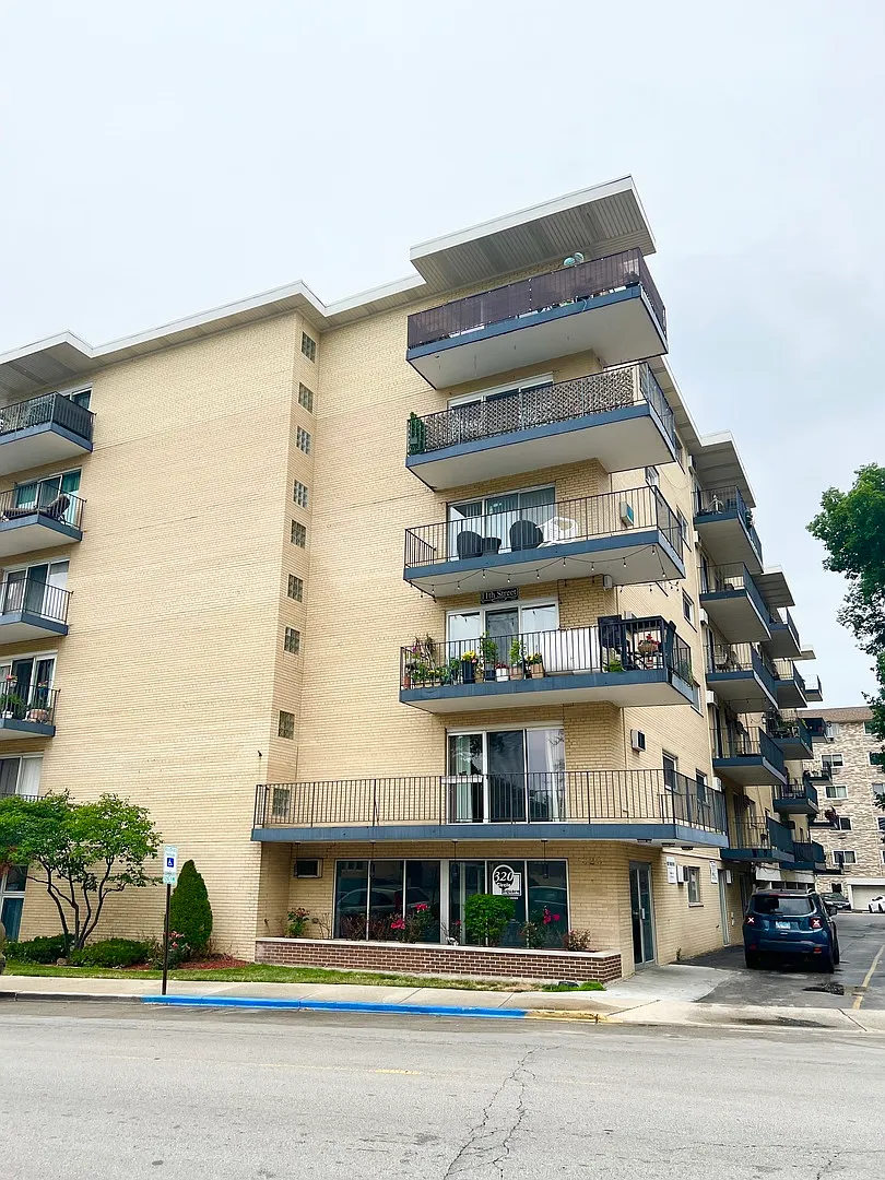 320 Circle Ave APT 201 photo 1
