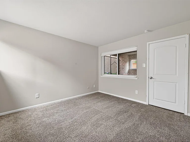 1114 Augusta Dr #10 — Photo 9